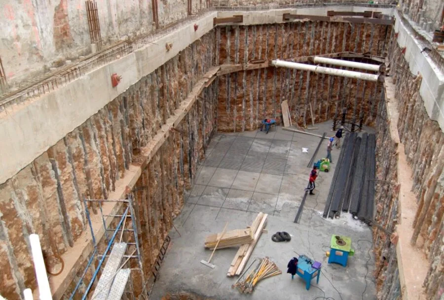 Proceso de ejecución de micropilotes para cimentaciones: maquinaria de perforación trabajando en terreno, con instalación de armaduras y equipos de inyección de mortero 01