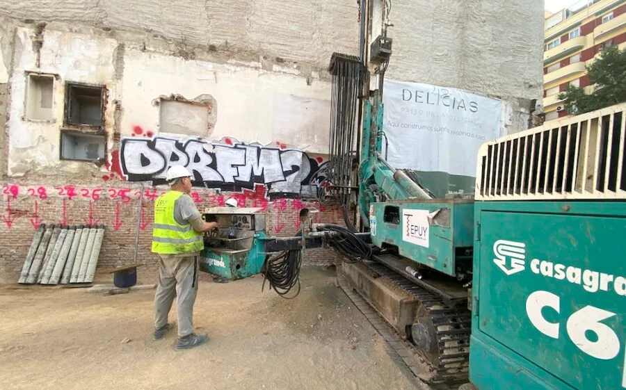 Proceso de ejecución de micropilotes para cimentaciones: maquinaria de perforación trabajando en terreno, con instalación de armaduras y equipos de inyección de mortero 03