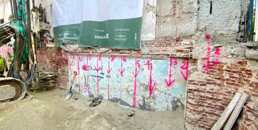 Proceso de ejecución de micropilotes para cimentaciones: maquinaria de perforación trabajando en terreno, con instalación de armaduras y equipos de inyección de mortero 04
