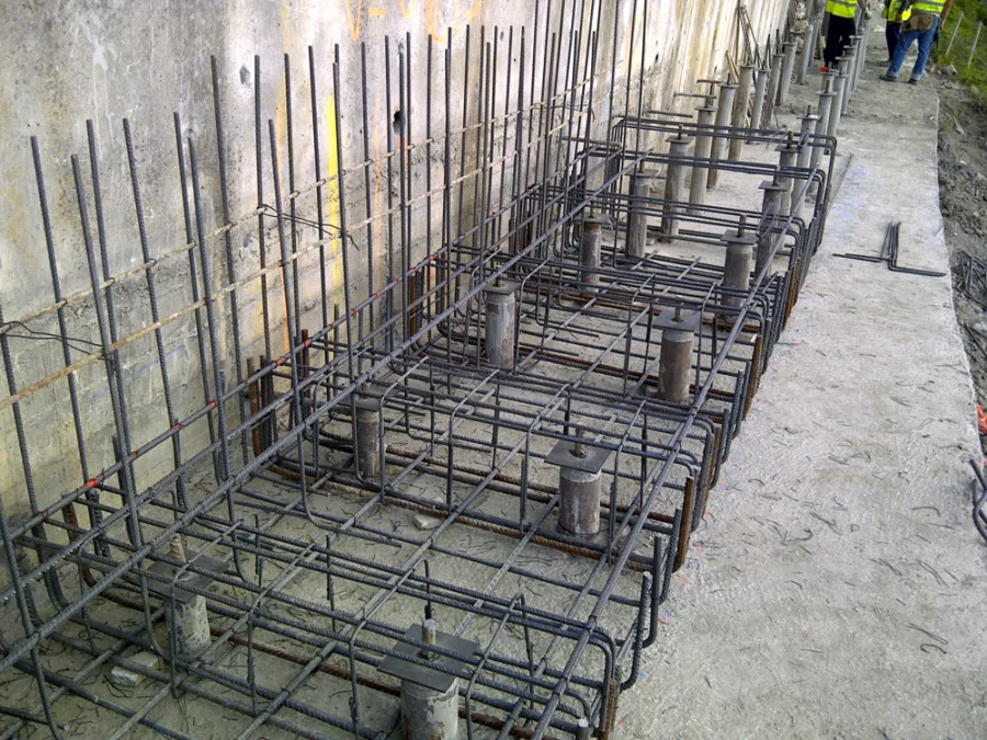 Proceso de ejecución de micropilotes para cimentaciones: maquinaria de perforación trabajando en terreno, con instalación de armaduras y equipos de inyección de mortero 05