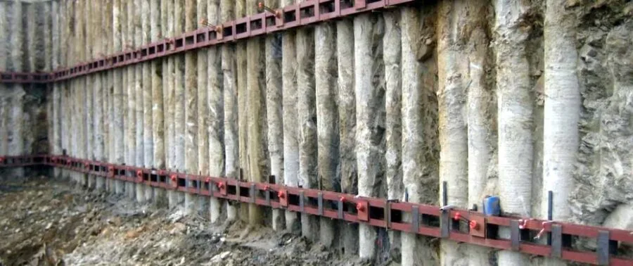 Proceso de ejecución de micropilotes para cimentaciones: maquinaria de perforación trabajando en terreno, con instalación de armaduras y equipos de inyección de mortero 06
