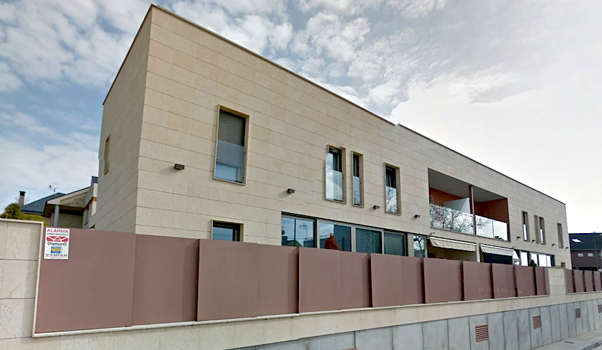 2 Viviendas Unifamiliares Madrid. Dirección terminada. Vistas acabados de fachadas exteriores con chapado de piedra natural.
