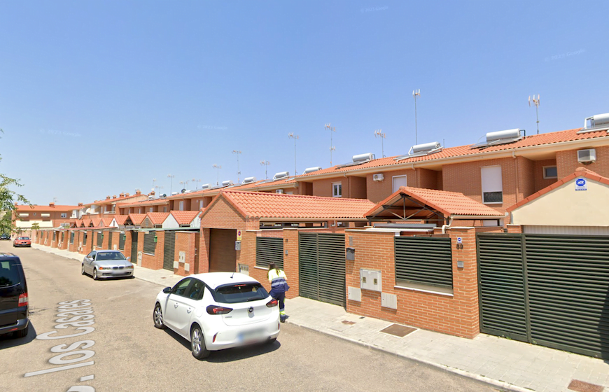 26 Viviendas Unifamiliares Belmonte Seseña Toledo. Dirección Aparejador. Vista exterior acabados de fachadas de ladrillo visto.