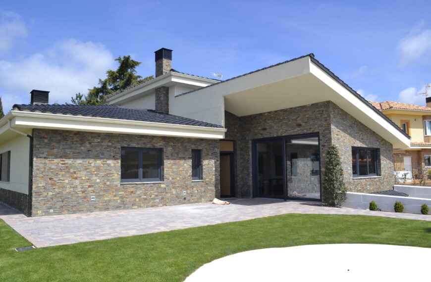 Vivienda Unifamiliar Colmenarejo. Imágenes fases ejecución de la obra. Vivienda terminada fachada principal.