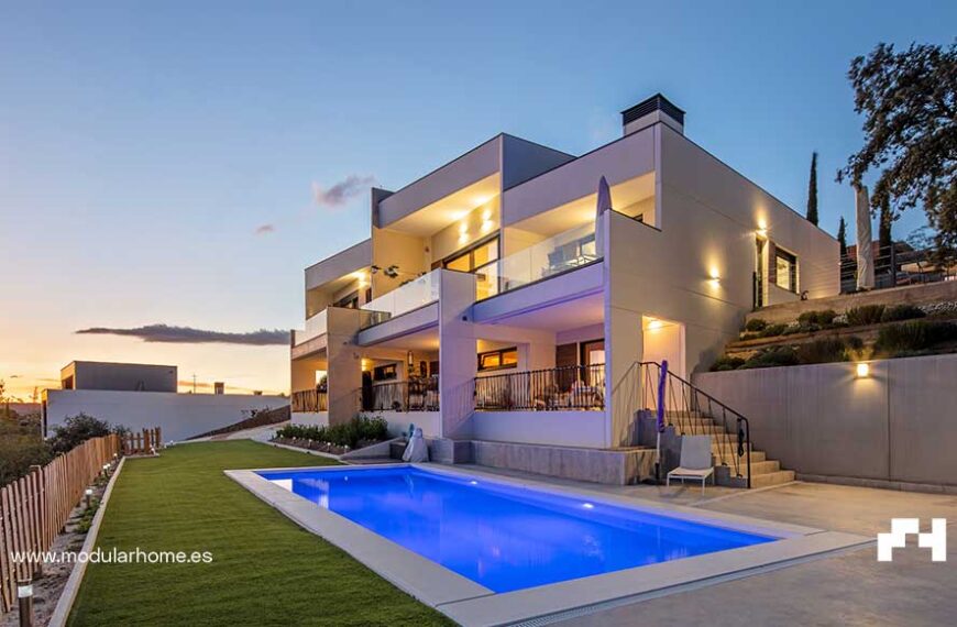 Vivienda Unifamiliar Las Rozas de Madrid Golf. Obra terminada. Acabados exteriores fachada posterior y piscina.