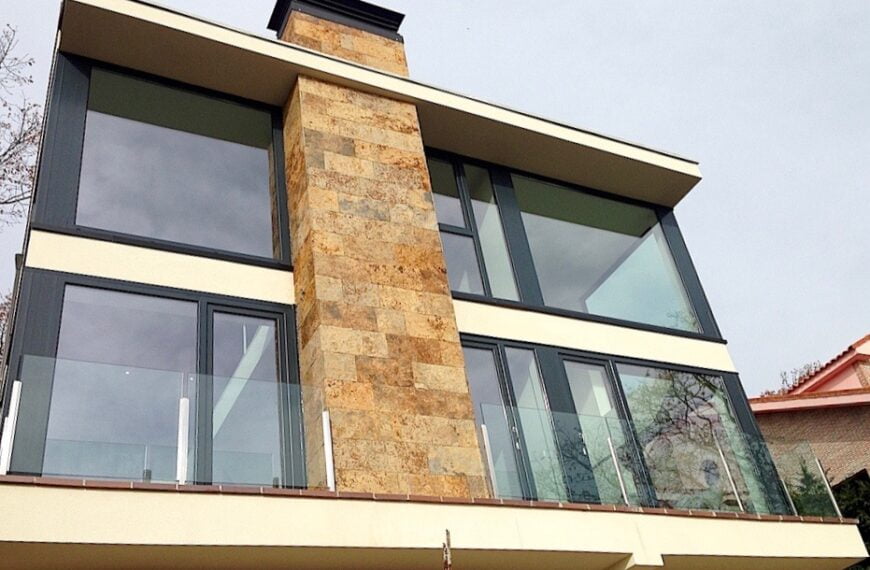 Vivienda Unifamiliar Miraflores. Imágenes fases ejecución de la obra. Fachada principal obra terminada.