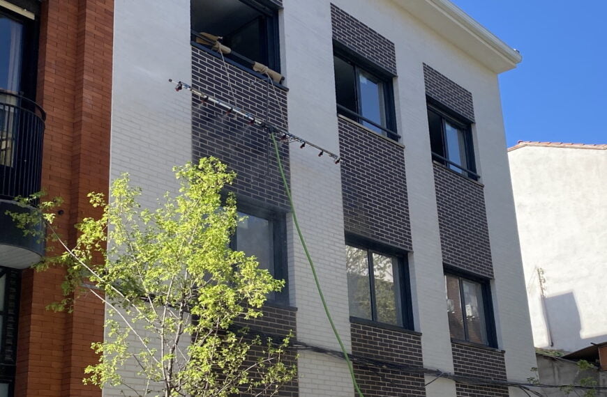 Bloque 6 viviendas en Madrid. Dirección de Obra. Fachada principal. Pruebas de impermeabilización de fachadas.